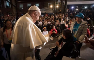 Locals greet Pope Francis in Bogota, Colombia on September 7, 2017 during his September 6-11 papal visit to the country.   © L’Osservatore Romano
