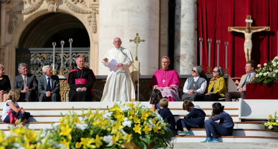 Pope Francis speaks to the elderly in St. Peter's Square Sept. 28, 2014. ?w=200&h=150
