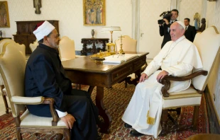 Pope Francis meets with the grand imam Sheik Ahmed Muhammad Al-Tayyib at the Vatican May 23, 2016.   L'Osservatore Romano.