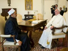 Pope Francis meets with the grand imam Sheik Ahmed Muhammad Al-Tayyib at the Vatican May 23, 2016. 