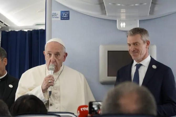pope on japan flight 2