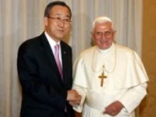 Pope Benedict shakes hands with UN Secretary General Ban Ki-moon