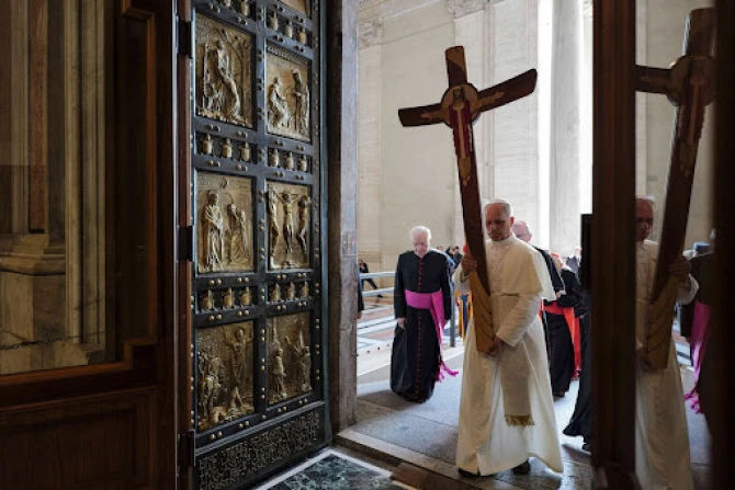 Pope Leo carries Jubilee cross