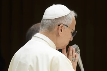 Pope Leo prays