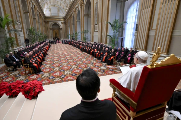 Papa Leo XIV dirige palavras a funcionários da Cúria Romana no Vaticano em 22 de dezembro de 2025. Crédito: Vatican Media