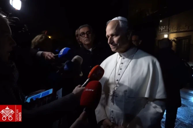 Leo speaks to media Castel Gandolfo