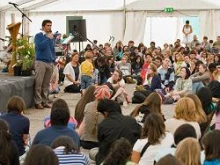 Eduardo Verastegui speaks to the Youth 2000 gathering