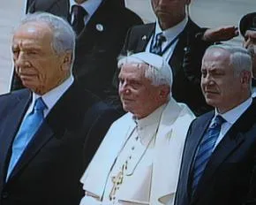 President Peres, the Pope and Prime Minister Netanyahu listen to the anthems of the Vatican and Israel ?w=200&h=150