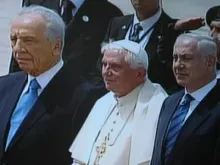 President Peres, the Pope and Prime Minister Netanyahu listen to the anthems of the Vatican and Israel 
