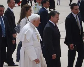 Pope Benedict walks across the tarmac with King Abdullah II?w=200&h=150