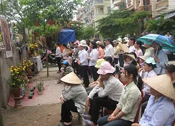 Vietnamese Catholics praying for the return of their confiscated land?w=200&h=150