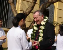 Archbishop Parolin is greeted by a Vietnamese student?w=200&h=150