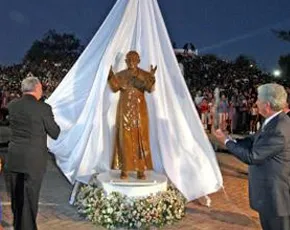 Officials unveil the statue of Pope John Paul II?w=200&h=150