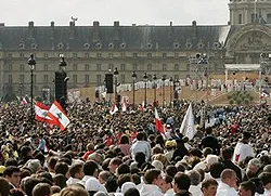 The crowd gathered for the Mass at the Les Invalides complex?w=200&h=150