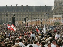 The crowd gathered for the Mass at the Les Invalides complex