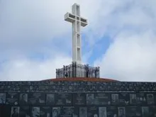 The cross on Mt. Soledad with part of the veteran's memorial in the foreground