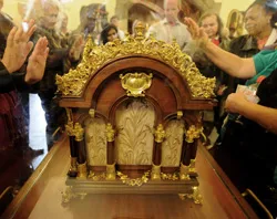 Pilgrims venerate the relics of St. Therese in Aylesford, England. ?w=200&h=150