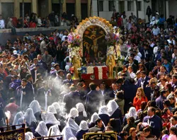 The two ton processional image being carried through downtown Lima. Teams of men from parishes around the city take turns carrying the miraculous image.?w=200&h=150