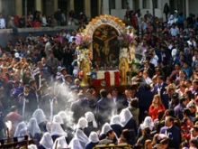 The two ton processional image being carried through downtown Lima. Teams of men from parishes around the city take turns carrying the miraculous image.