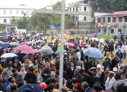 Catholics erect a cross in front of the former Vatican embassy?w=200&h=150