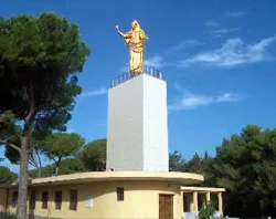 The statue of Mary known locally as "Madonnina."?w=200&h=150