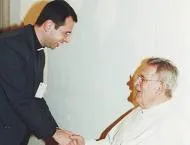 Fr. Ragheed Ganni meeting the founder of ACN?w=200&h=150