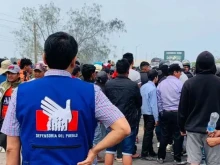 Representatives of the Ombudsman's Office arrive to dissuade the protesters in Peru, December 2022.