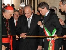 Mayor Alemanno, Cardinal Bertone, and Supreme Knight Carl Anderson open the exhibit "The Knights of Columbus and Rome, 90 years of friendship." 