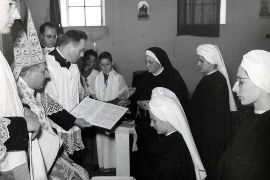 Sr. Laura Mainetti’s vestition ceremony in 1959.  /  www.figliedellacroce.it.