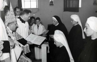 Sr. Laura Mainetti’s vestition ceremony in 1959.   www.figliedellacroce.it.