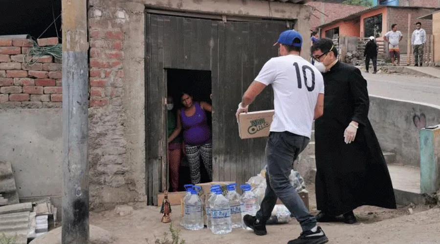 Fr. Omar Sánchez Portillo distributes food in Lima's Lurin district. ?w=200&h=150
