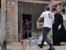 Fr. Omar Sánchez Portillo distributes food in Lima's Lurin district. 