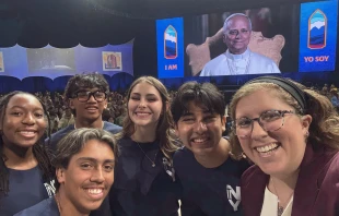 Teens Mia Smothers, Ezequiel Ponce, Micah Alcisto, Elise Wing, and Chris Pantelakis, and moderator Katie McGrady, right, take a “selfie” with Pope Leo XIV during a live digital encounter at Lucas Oil Stadium on Nov. 21, 2025. Credit: Photo courtesy of Katie McGrady