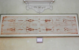 A copy of the Holy Shroud is displayed in the sacristy of the Church of St. Lawrence in Turin, Italy. Credit: Geobia, CC BY-SA 4.0, via Wikimedia Commons