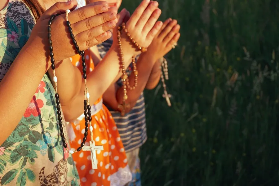 Children pray the rosary. ?w=200&h=150