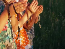 Children pray the rosary. 