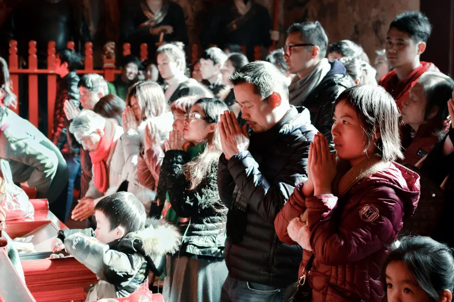 People praying in Shanghai, China. ?w=200&h=150