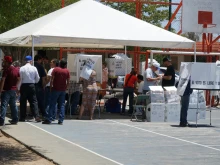 A basketball court serves as a polling place for voters during the 2018 Mexican general election, in Hermosillo, Sonora. Credit: Harry Thomas Flower/Shutterstock.