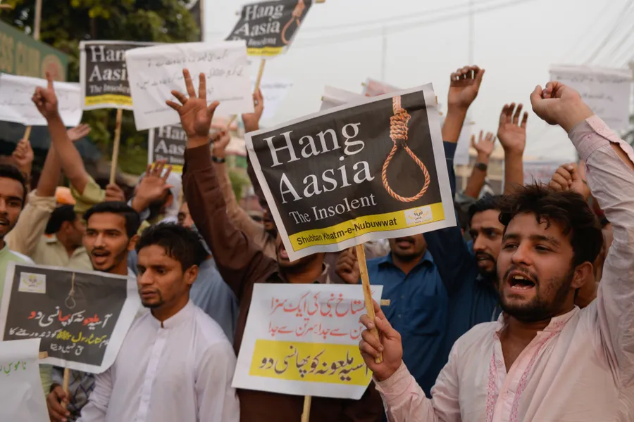 Supporters of the religious political party, chant slogans during a protest following the Supreme Court decision on Asia Bibi, Lahore, November 2, 2018. ?w=200&h=150