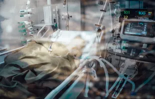 A patient in quarantine lying in a hospital bed. Credit: shutter_o via Shutterstock. null