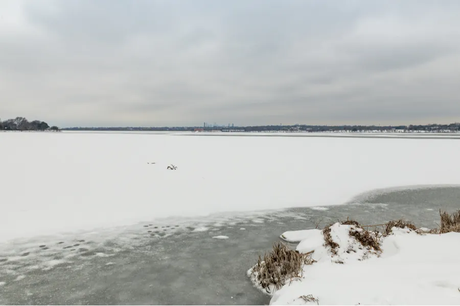 A frozen-over lake in Texas, Feb. 17, 2021. Credit: jmanaugh3/Shutterstock.?w=200&h=150