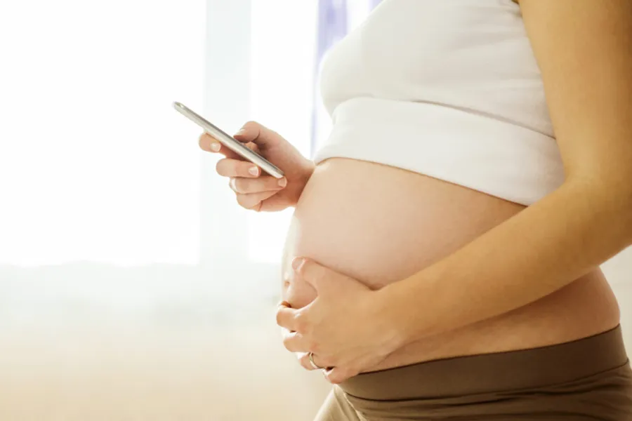 Pregnant woman with mobile phone. Via Shutterstock?w=200&h=150