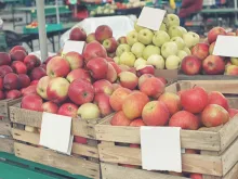 Crates of apples in a market. Image via Shutterstock.