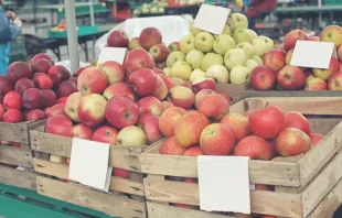 Crates of apples in a market. Image via Shutterstock. 