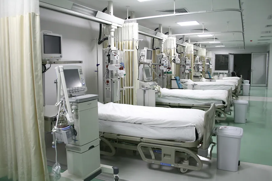 Emergency room intensive care unit.?w=200&h=150
