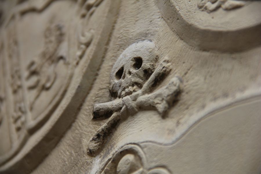 Memento mori skull on a marble wall. ?w=200&h=150
