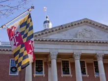flag outside the north entrance of the Maryland State House in Annapolis, MD. Via Shutterstock