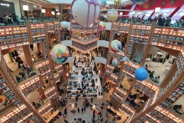 Library in Korean shopping mall