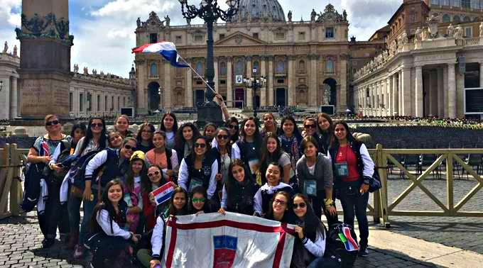 The Paraguayan teen girls pose in front of St. Peter's Basilica. Photo ?w=200&h=150