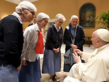 Pope Francis meets members of the Charles de Foucauld Spiritual Family Association in the study of the Paul VI Hall, May 18, 2022.